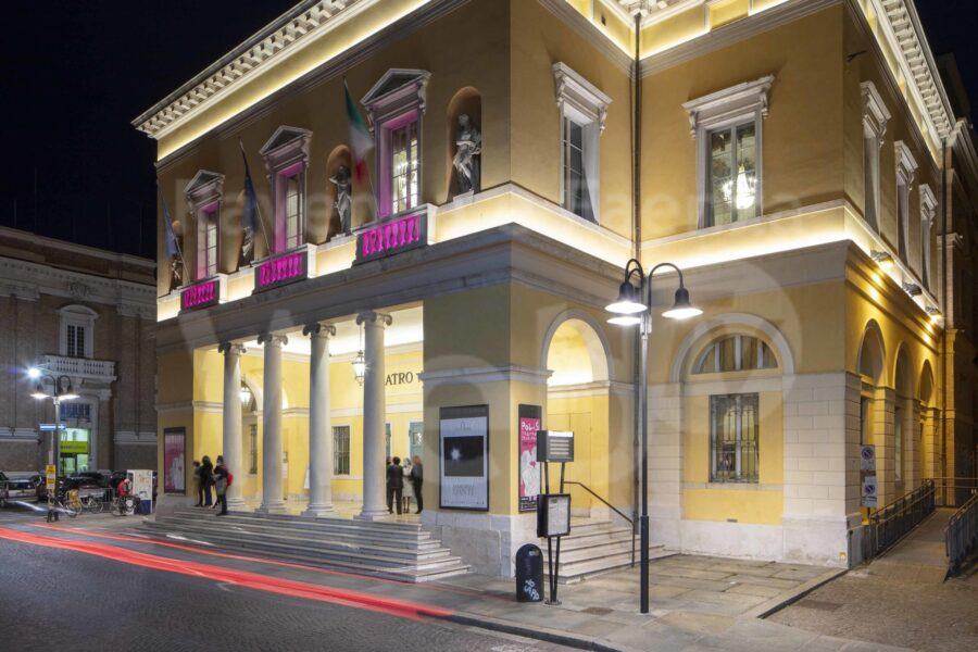 Il teatro Alighieri si illumina di viola per la Giornata dell’Afasia