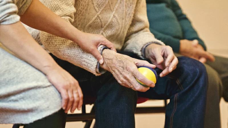 action-adult-affection-eldery-339620-1.jpg.webp