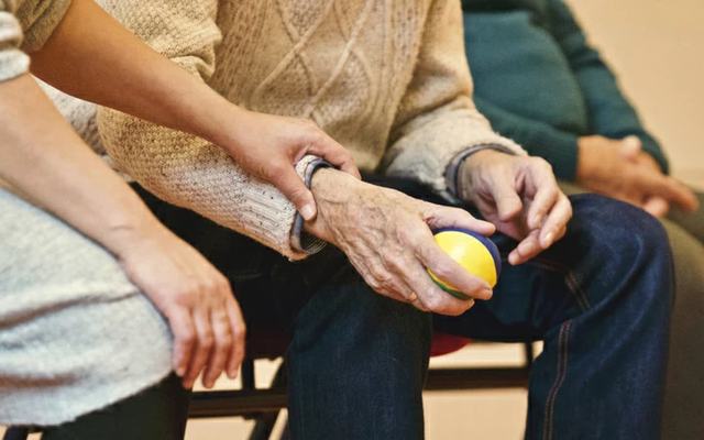 action-adult-affection-eldery-339620-1.jpg.webp