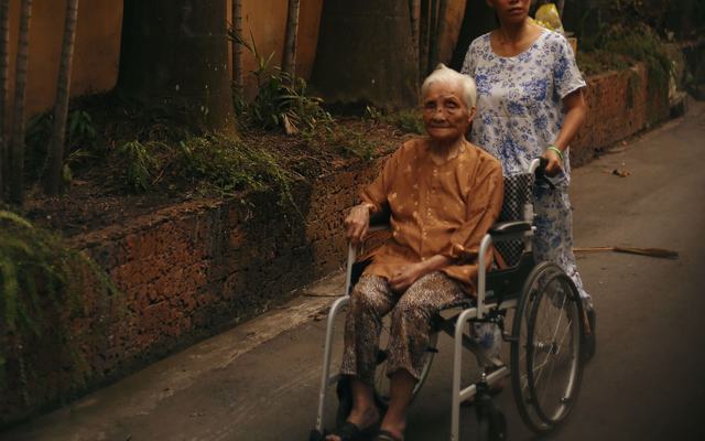 Assistenza a una persona anziana — Alina Degli / Pexels
